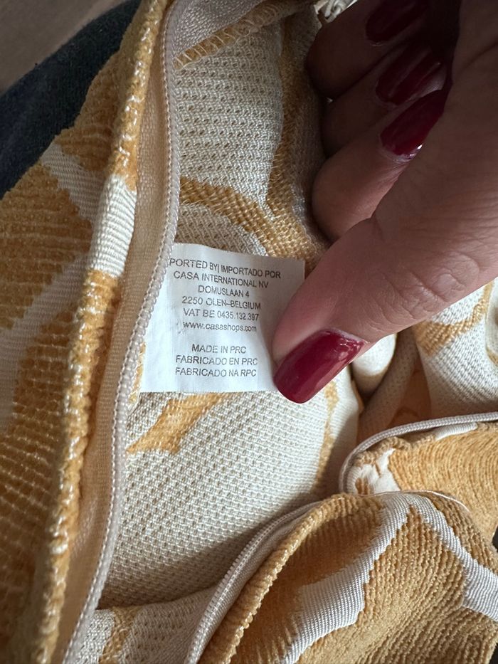 Housse de coussin décorative CASA 43cmx45cm - Ocre motif blanc