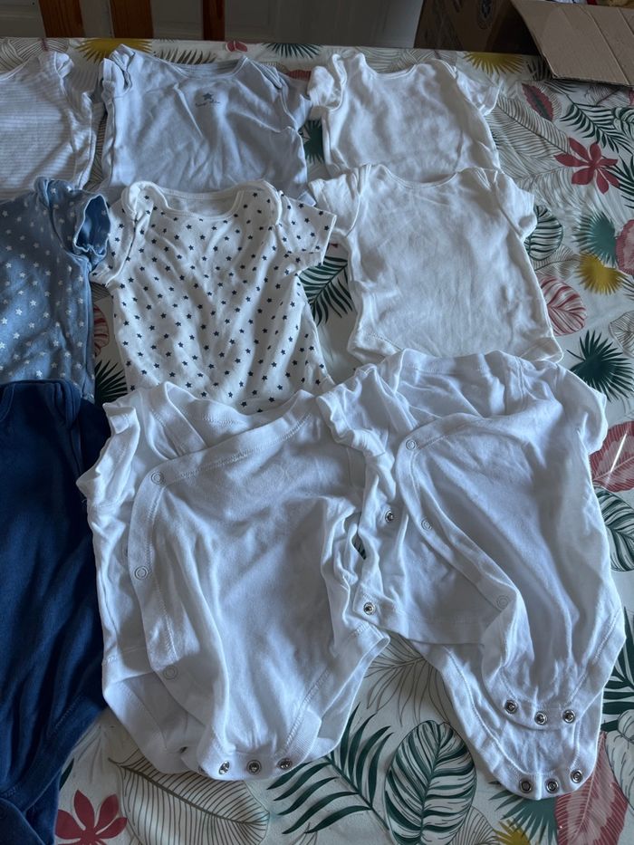 Lot de 12 bodies printemps été  garçon taille 3/6 mois ( 68cm) - photo numéro 3