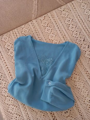 Blouse col v et bas dentelle