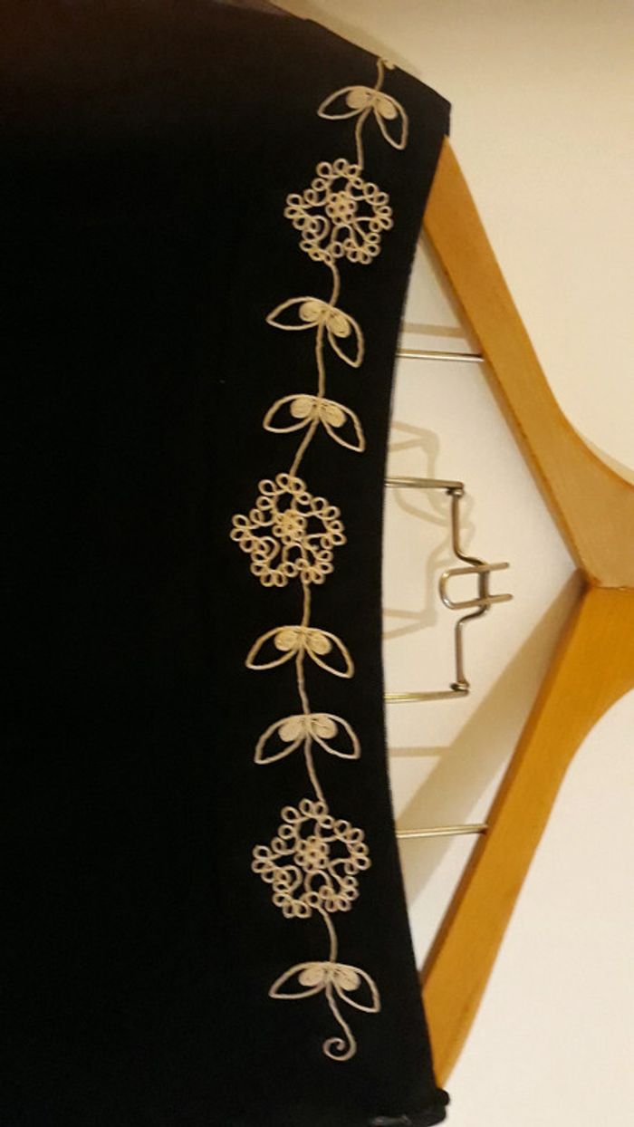 Jupe noire broderies beiges - T. 44 - photo numéro 2