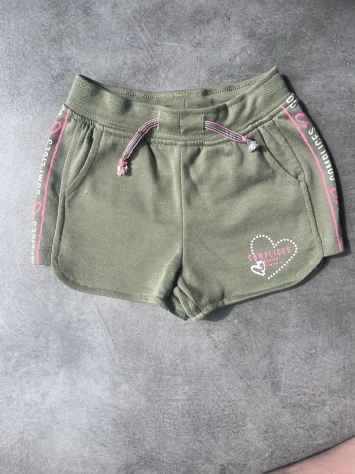Lot 2 short kaki et Gris 5ans - photo numéro 3