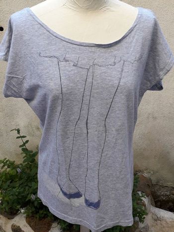 Tee-shirt coton gris, motif : jambes de femme