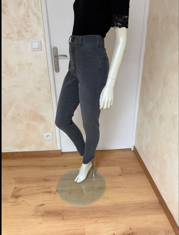 Jean Levi's Gris - Taille 28x30 - Neuf avec étiquettes - photo numéro 5