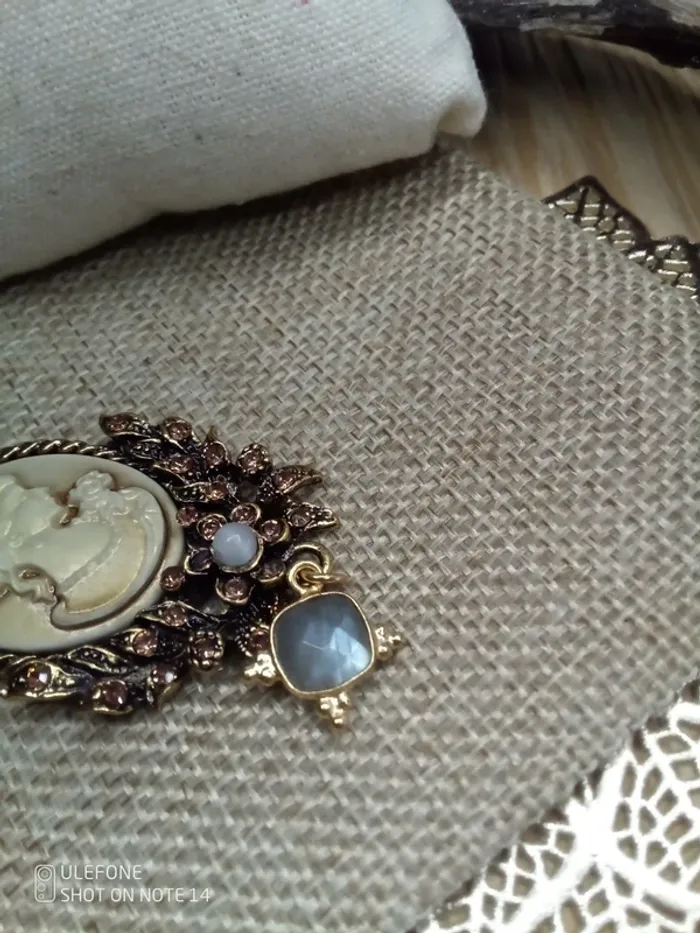 Collier camée pierre de labradorite et sélénite - photo numéro 2