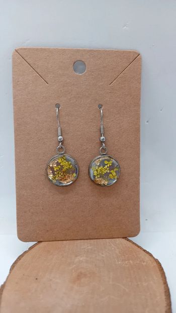 Boucle d'oreille fleurs séchées jaune et feuilles d'or