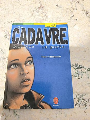 Livre le cadavre derrière la porte de Thierry Robberecht de 2005
