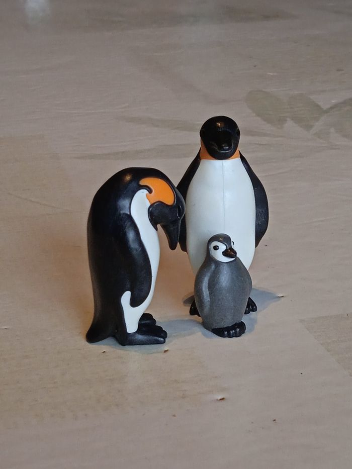 Couple de manchots et leur petit playmobil - photo numéro 2