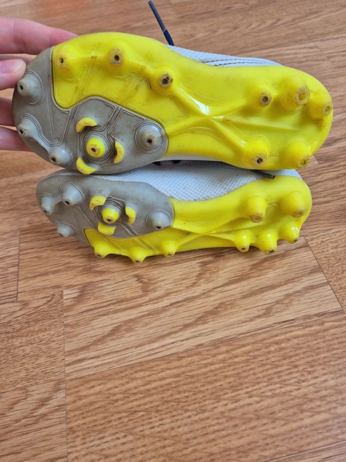Chaussures de foot taille 28 - photo numéro 2