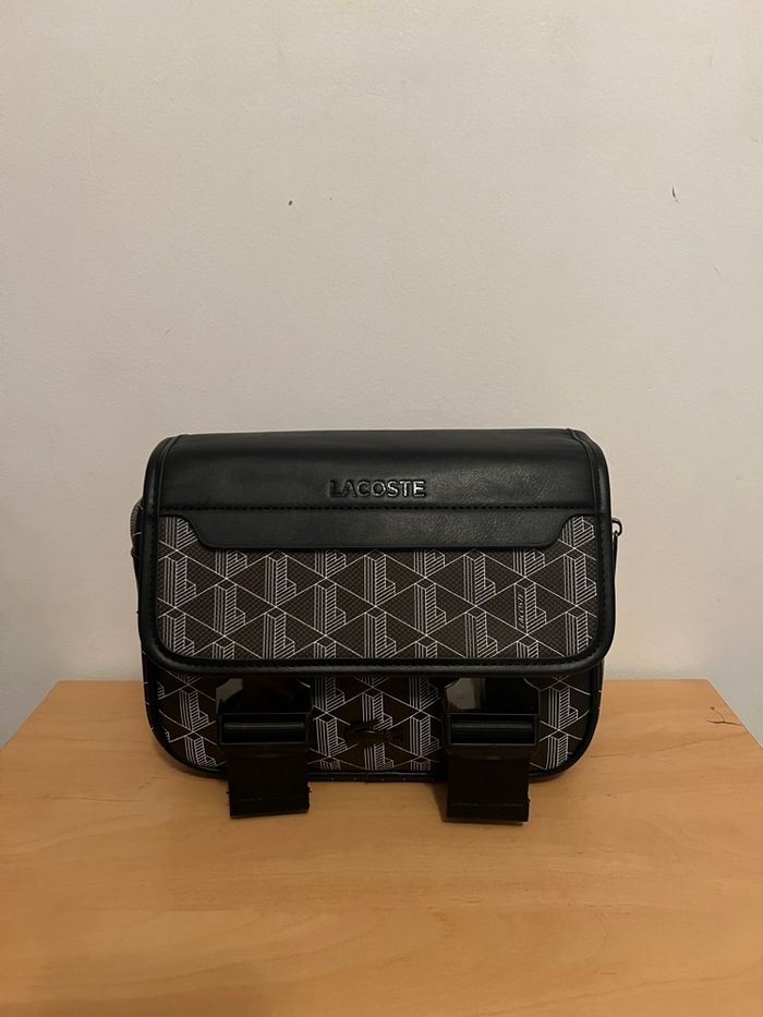 Sac bandoulière Lacoste noir et blanc