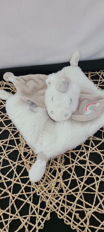 Licorne BABY NAT doudou plat blanc et beige arc-en-ciel