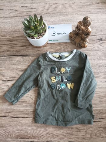 T-shirt manches longues de chez obaibi taille 3 mois