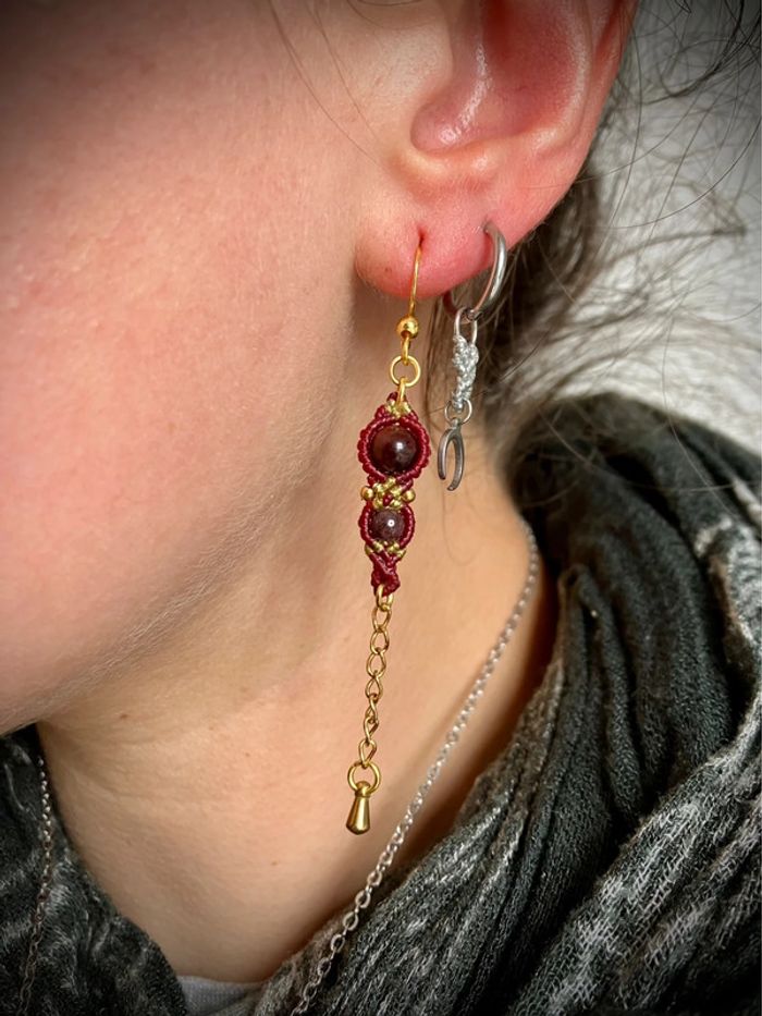 Boucles d’oreilles pendantes dépareillées macramé pierre Œil de Taureau, Grenat - photo numéro 5