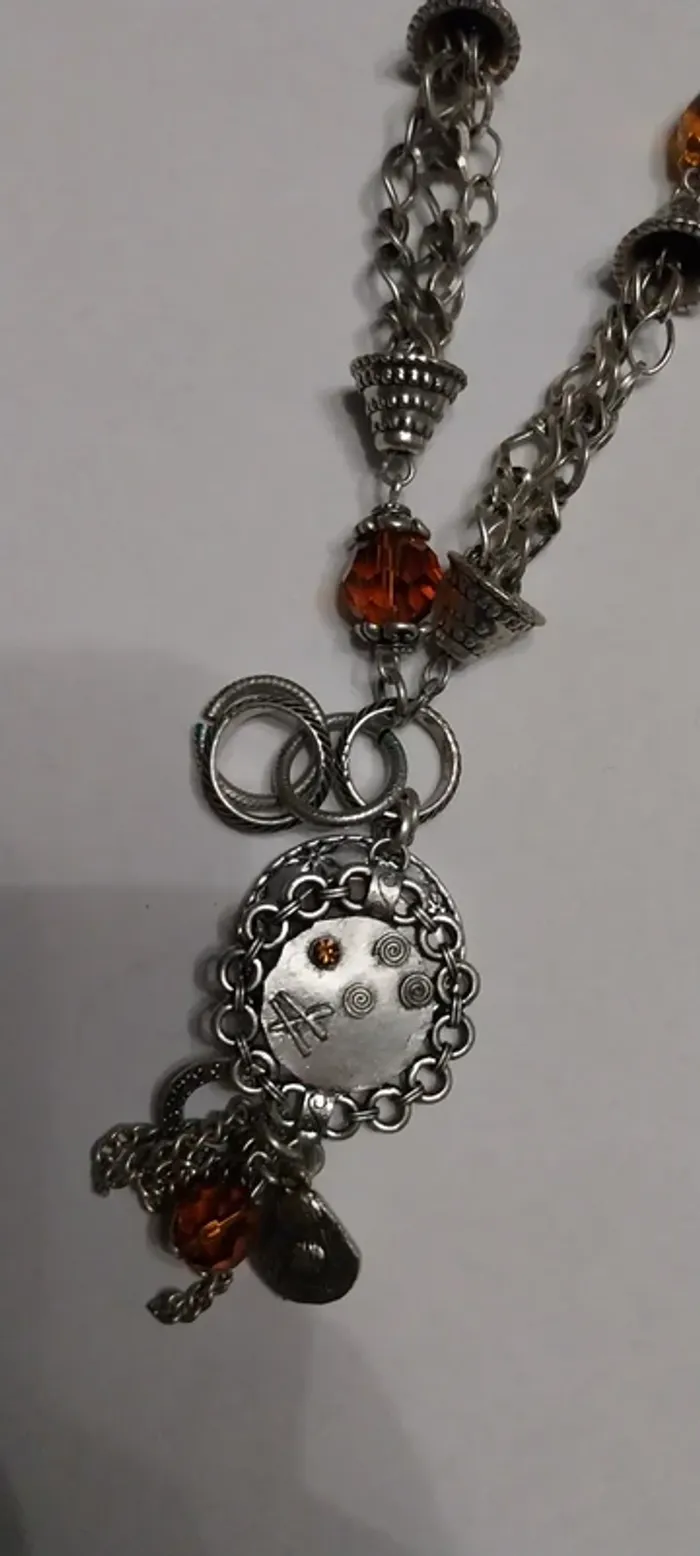 Collier fantaisie argent et marron avec breloques. Neuf - photo numéro 2