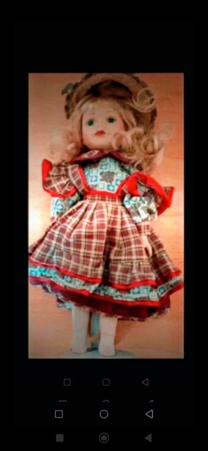 Poupée en porcelaine