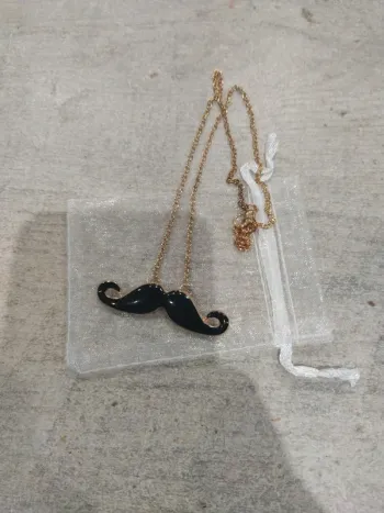 Collier forme moustache doré et noir