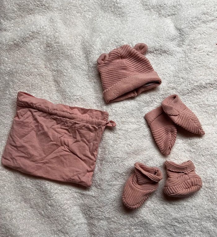 Lot bonnet, mouffles, chaussons pour préma