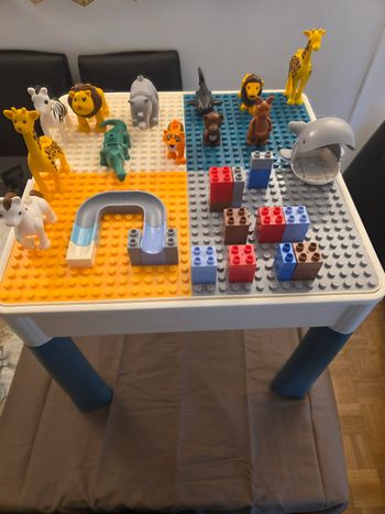 Table d'activité multifonctions avec deux petites chaises