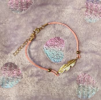 Bracelet rose avec breloque feuille dorée ajustable