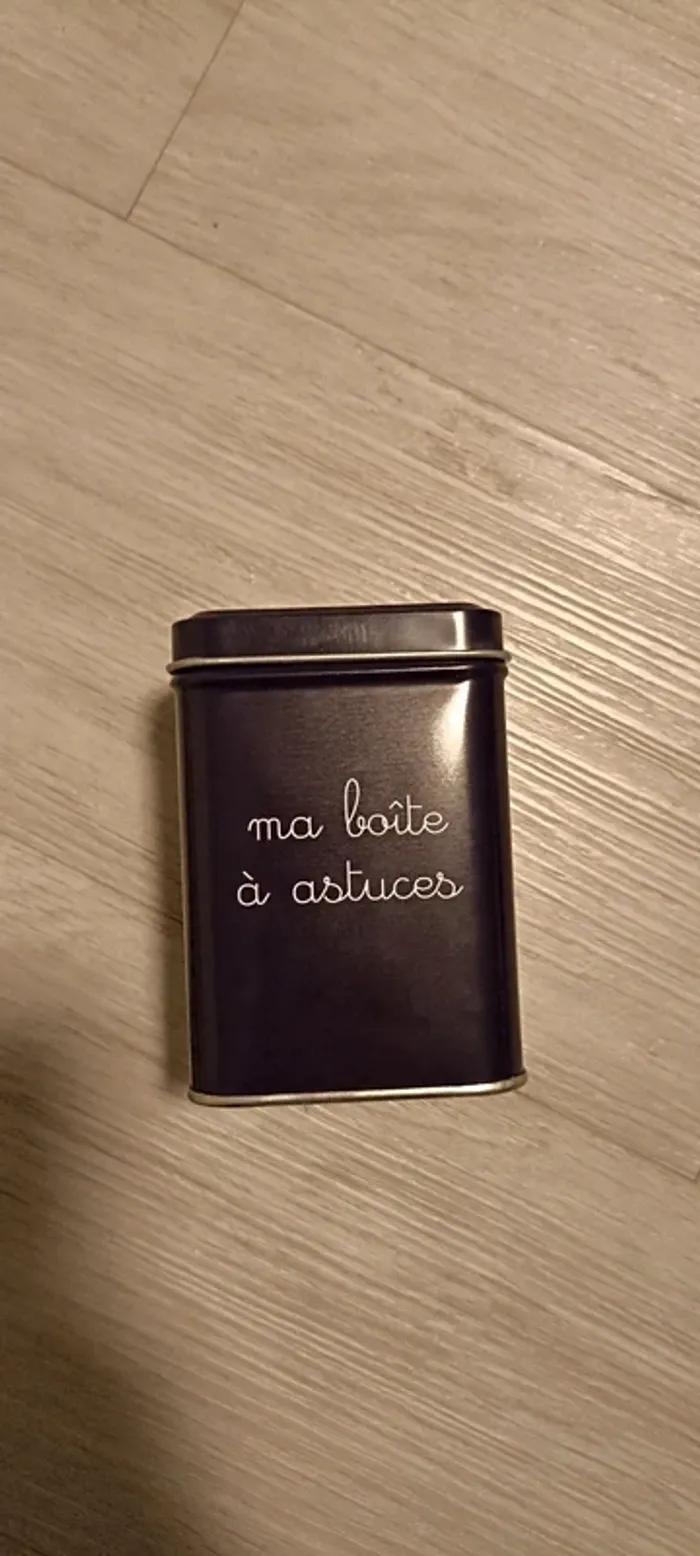 Petite boîte métallique