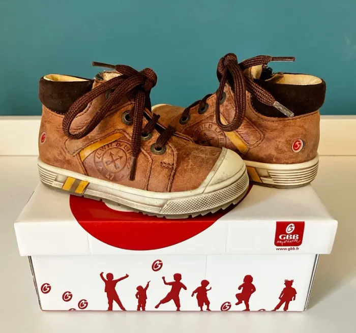Chaussures bébé taille 22