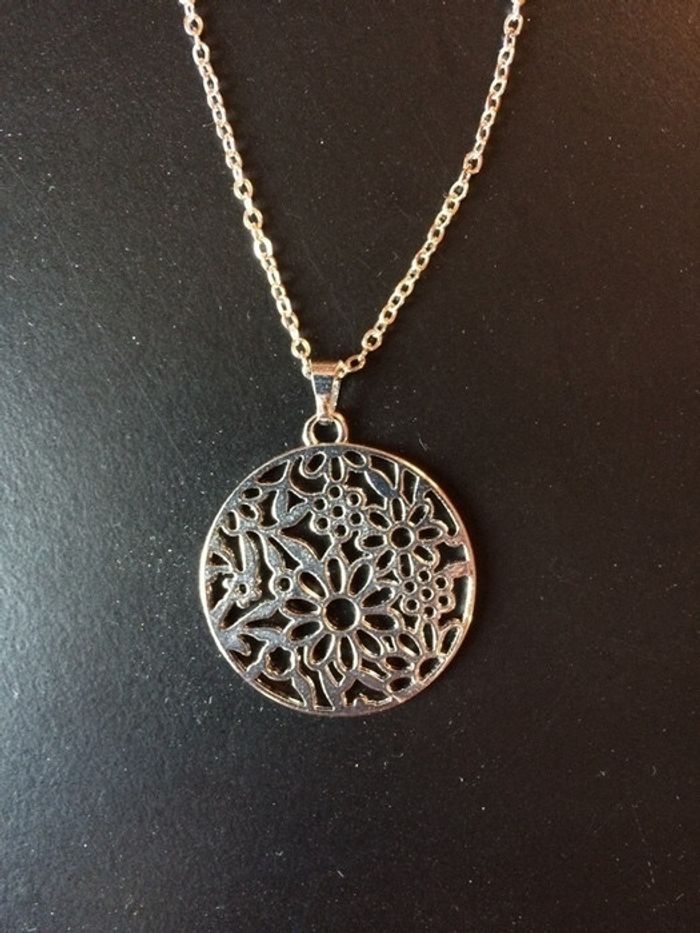 Collier avec pendentif rond avec des fleurs