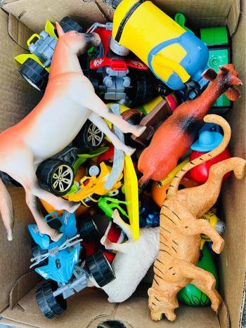 Boîtes plusieurs petits jouets/figurines