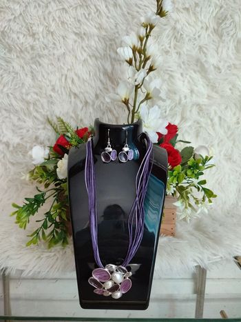 Collier ras de cou et ses boucles d'oreilles