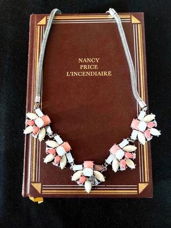 Magnifique collier couleur argenté avec plastron de strass