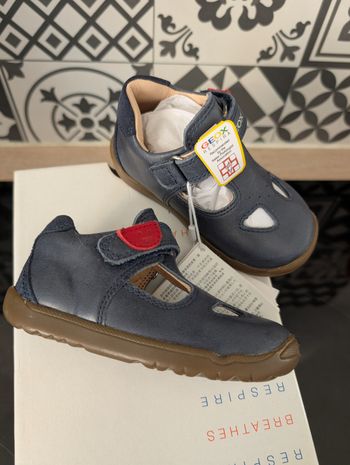 Chaussures premier pas enfant. Tout cuir doux et souple. Taille 21. Neuf. Geox 