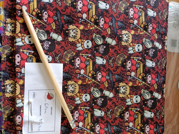 🧙‍♂️ Coupon coton imprimé Harry Potter – fond rouge