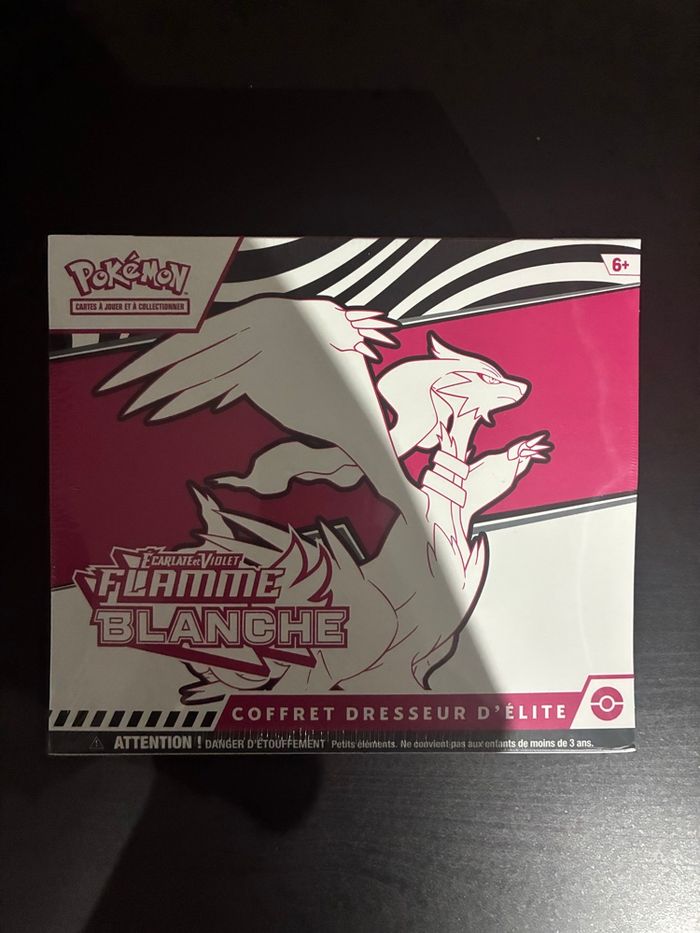 Coffret Dresseur d’Élite ETB Pokémon EV10.5 Flamme Blanche en Français