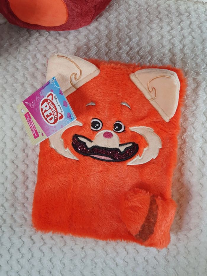 Disney Store Carnet Mei Lee transformée en panda roux Alerte Rouge