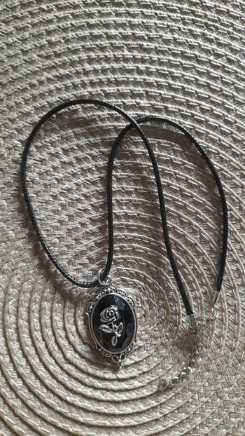 🌹 Collier médaillon noir à rose argentée