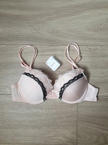 Soutien gorge rose dentelle noire