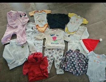 Lot de vêtements fille 9 mois pyjama grenouillère bodie Minie robe veste haut