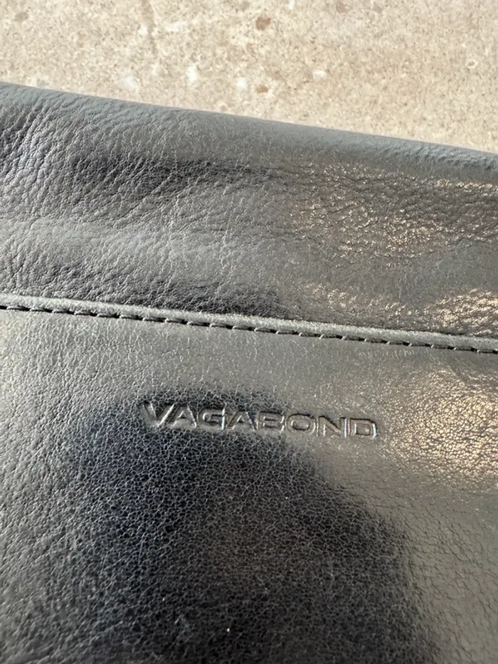 Pochette noire Vagabond, en cuir  bon état mais il ya des petites marques d'usures, 26*15cm - photo numéro 4