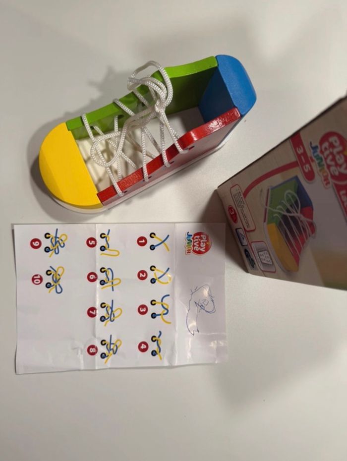 Chaussures en bois pour apprendre à faire ses lacets