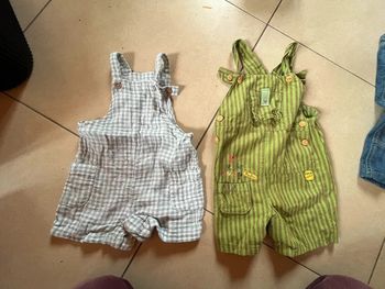 Lot de 2 salopette taille 9 mois