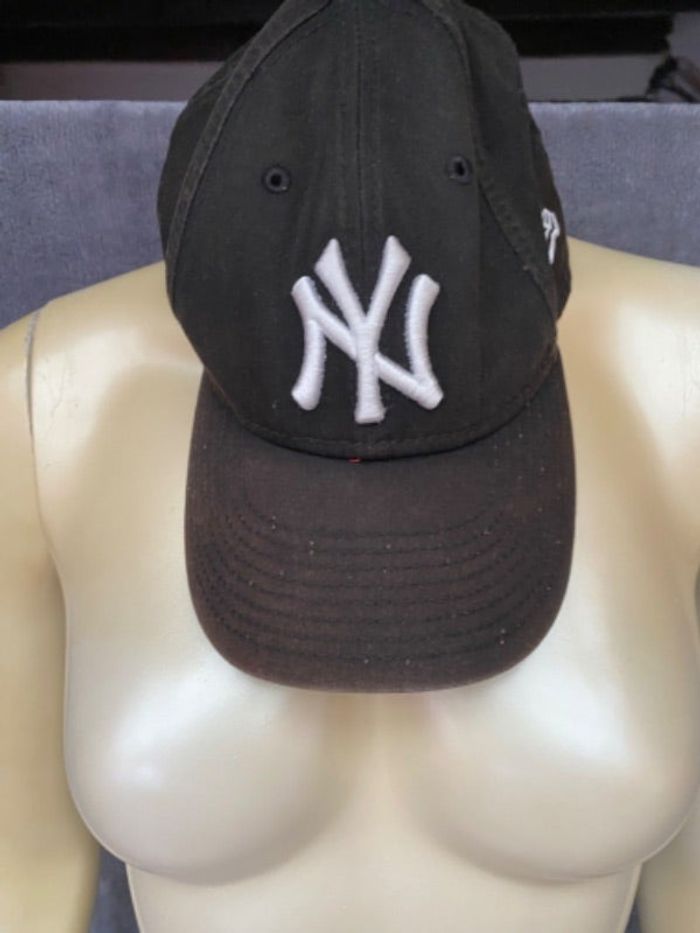 Casquette noir a perdu sa couleur avec le soleil