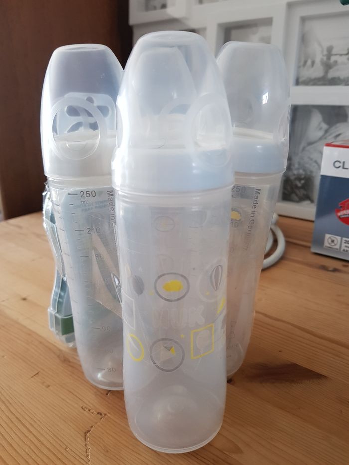 Lot biberons plastiques - photo numéro 2