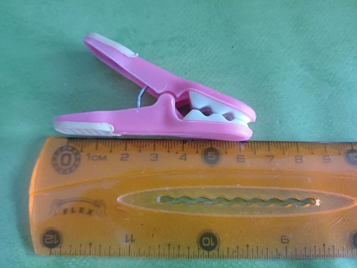 Lot épingles à linge en bois, plastique + panier - photo numéro 3