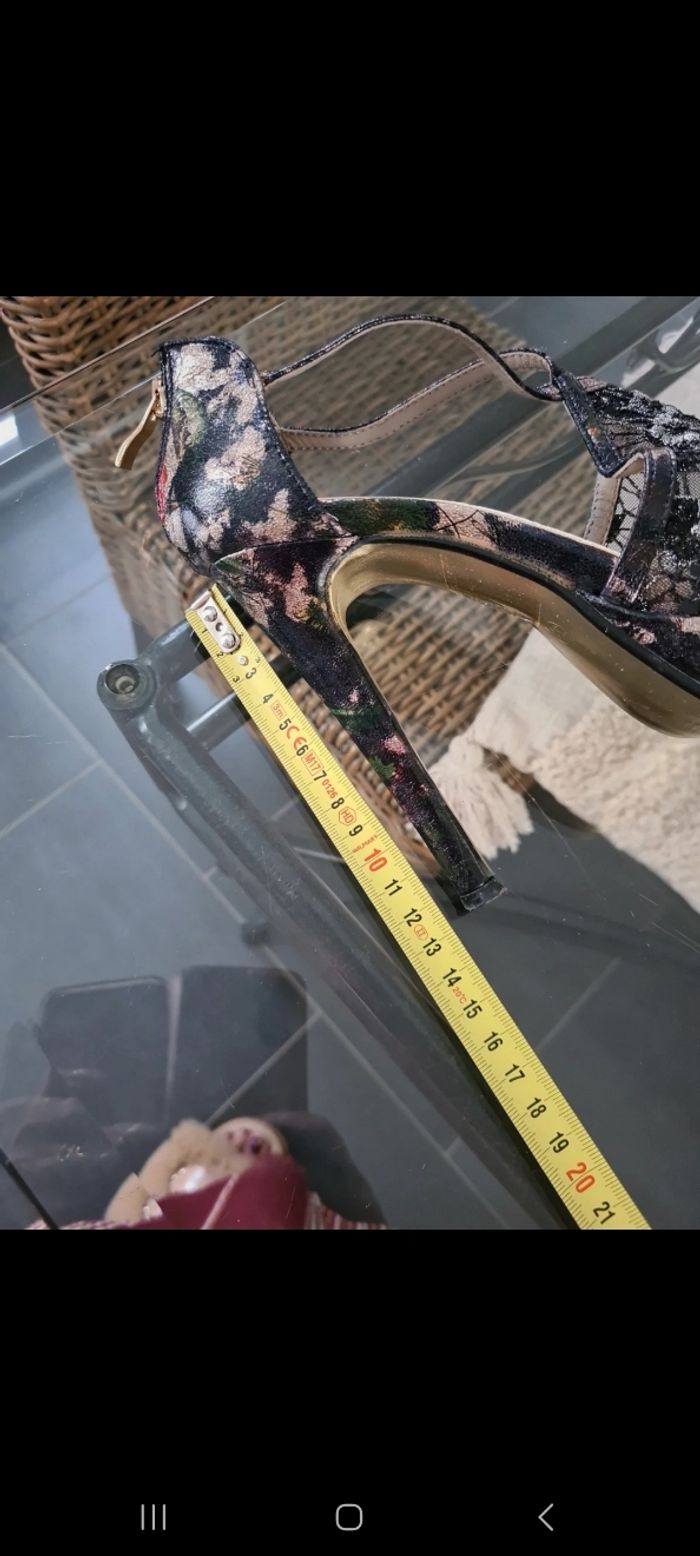 Très jolie chaussure à ton semelle compensée - photo numéro 8