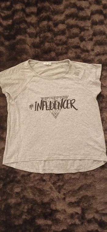 T-shirt gris à motif