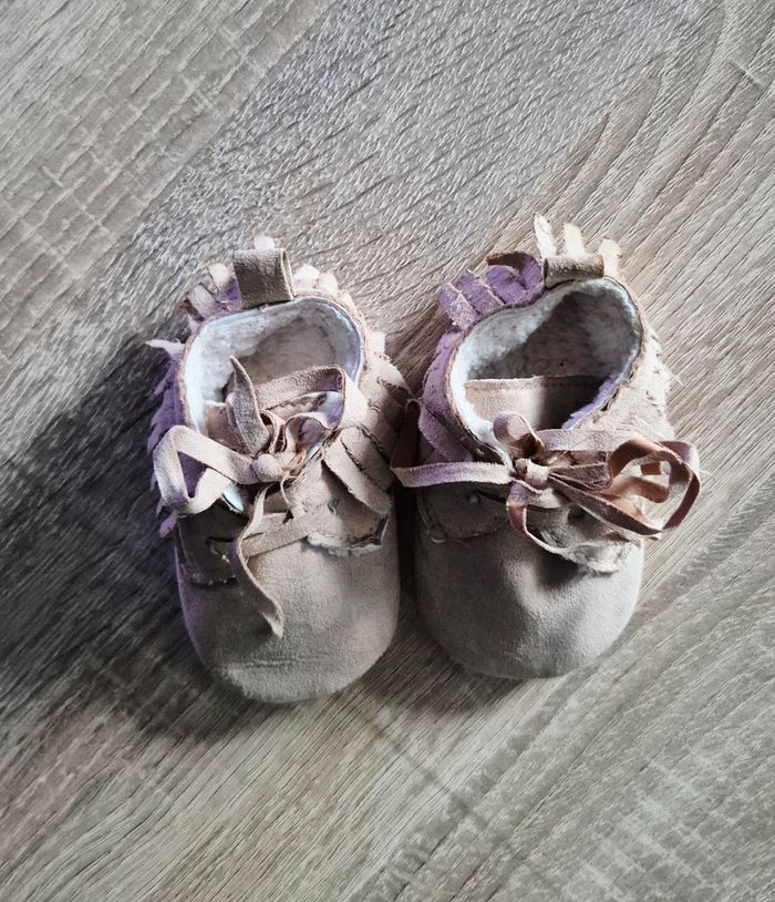 Chaussures bébé fourrés à franges - Très bon état - photo numéro 2
