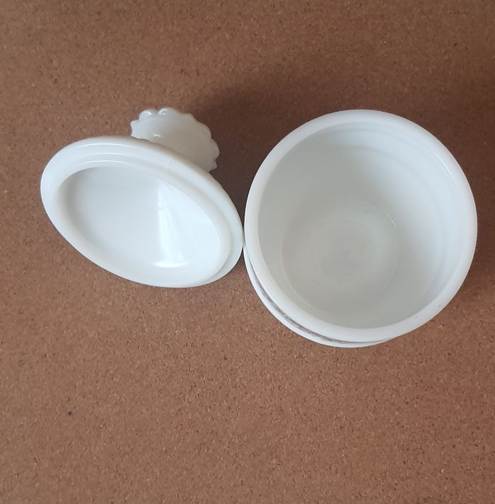 Poudrier "Avon" en verre de lait des années ~1970 - photo numéro 3