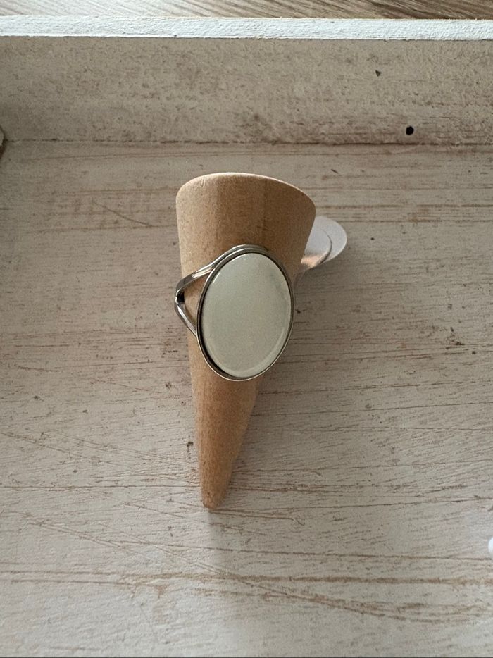 Bague argentée et blanche T 8 - photo numéro 2