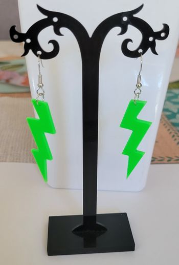 BOUCLES D'OREILLES ECLAIR PLEIN VERT FLUO DISCO ANNEE 80 ! NEUF!
