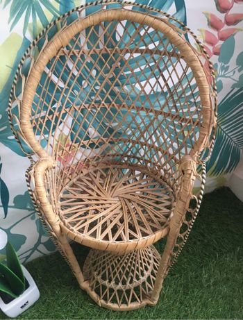 Chaise en rotin pour poupée