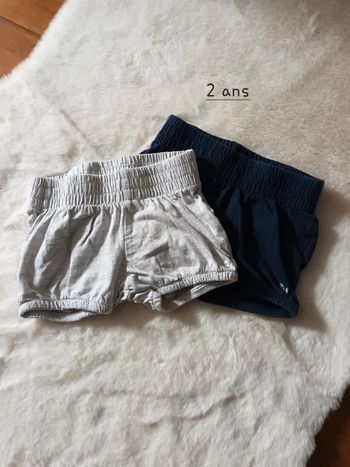 Lot 2 shorts taille 2 ans