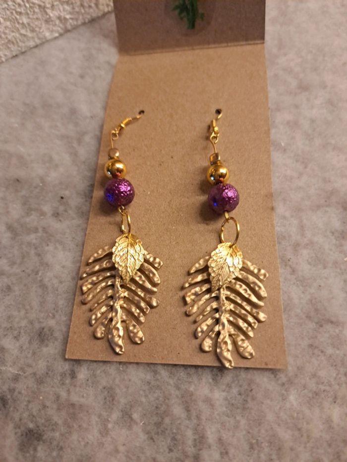 Boucles d'oreilles pendante violette et doré - photo numéro 10